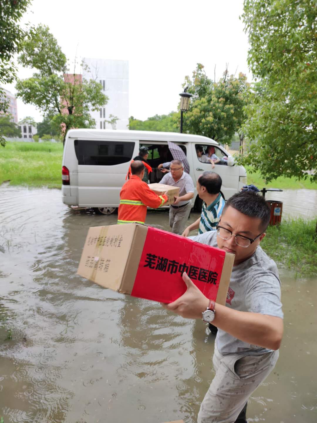 風(fēng)雨同舟  健康護(hù)航——市中醫(yī)院慰問(wèn)抗洪搶險(xiǎn)官兵(圖2)