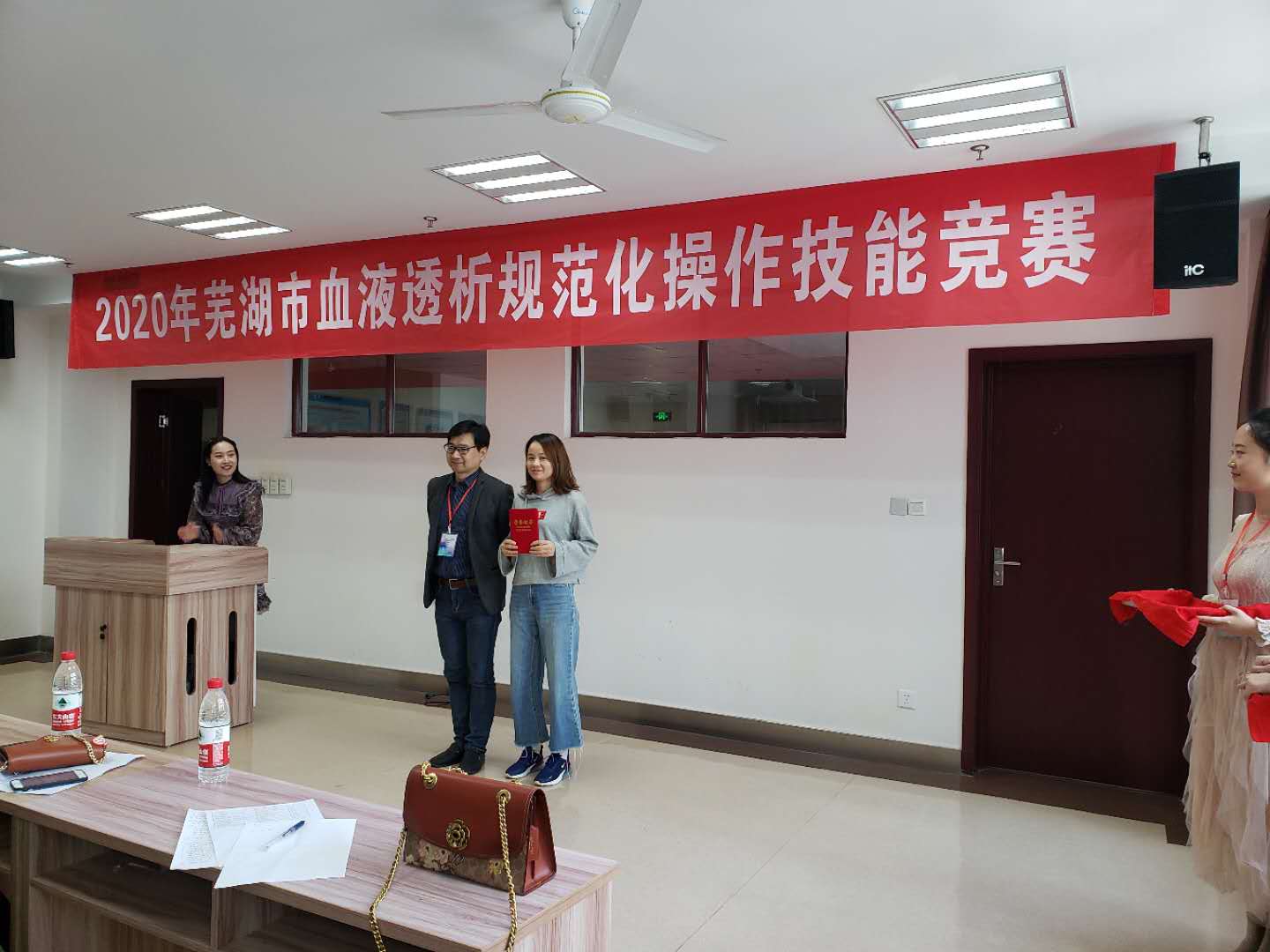 血液凈化中心護(hù)士陳燕在蕪湖市2020年血液透析規(guī)范化操作技能競(jìng)賽中榮獲一等獎(jiǎng)(圖2)