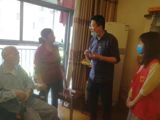 【我為群眾辦實事】我院走訪高齡腦?；颊撸嗅t(yī)藥制劑暖人心(圖1)