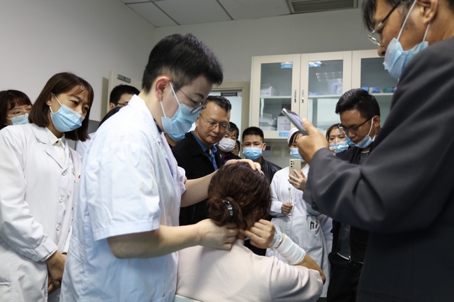 現(xiàn)場教學 傳承經(jīng)典——平樂郭氏正骨第八代傳人郭珈宜教授來院指導骨傷康復發(fā)展(圖2)