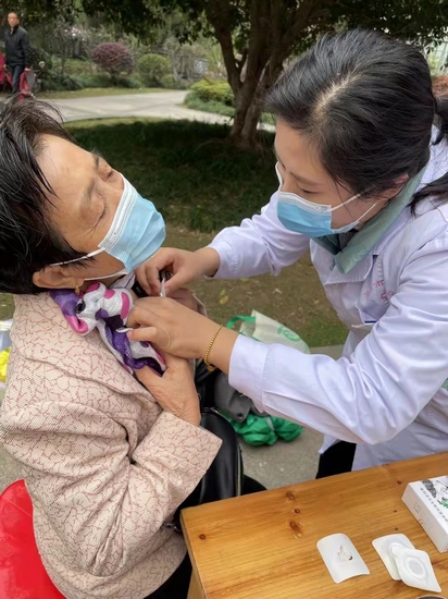 【我為群眾辦實(shí)事】“健康呼吸 無(wú)與倫比”——世界慢阻肺日健康義診及中醫(yī)藥宣講活動(dòng)(圖4)