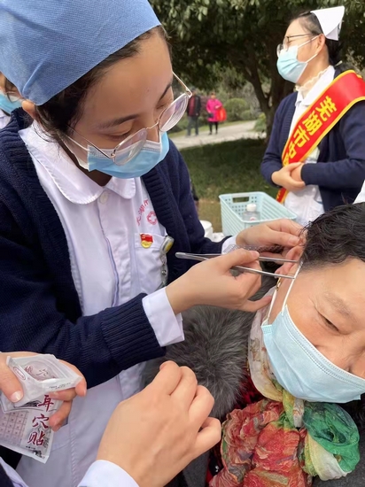【我為群眾辦實(shí)事】“健康呼吸 無(wú)與倫比”——世界慢阻肺日健康義診及中醫(yī)藥宣講活動(dòng)(圖6)
