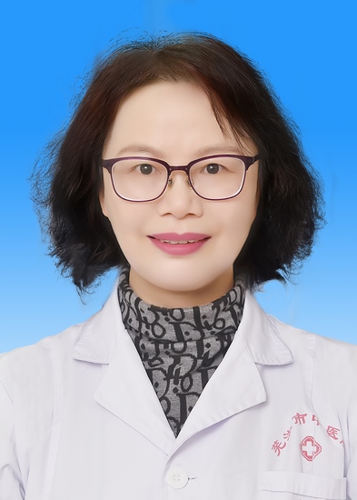 【首屆蕪湖市最美科技工作者】 發(fā)人民心聲 做醫(yī)學(xué)科研 以自身中醫(yī)之所學(xué) 為百姓鋪健康前行之路——記急診內(nèi)科、老年病科主任張榮珍(圖1)