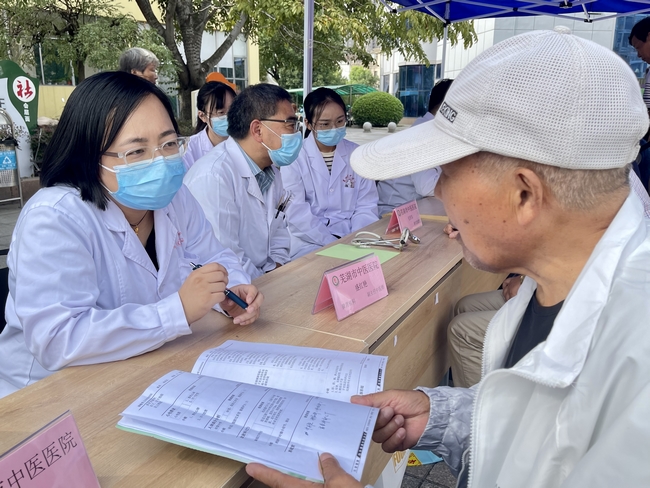 健康“快車”進都寶 義診服務(wù)送溫暖 ——2022年全國科普日活動暨健康巡講“百百千”健康義診活動走進都寶小區(qū)(圖3)