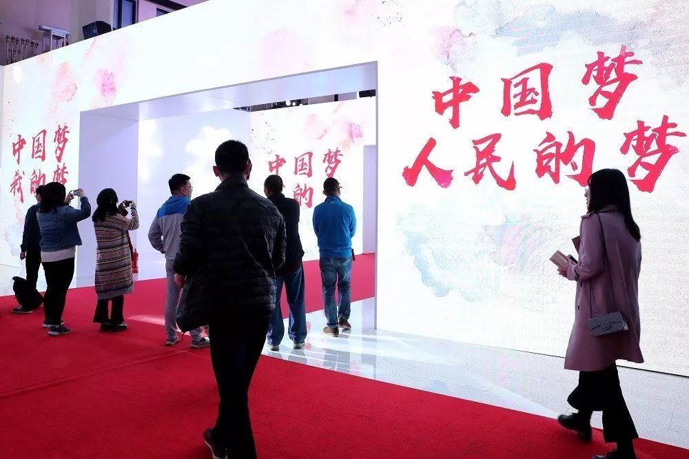 新華社社評：高舉偉大旗幟　實現(xiàn)偉大夢想——黨的十九大獻(xiàn)詞(圖6)
