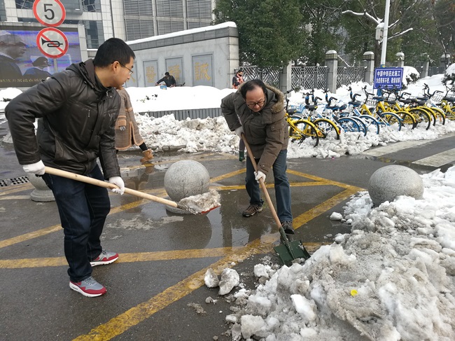 惡劣天氣里  黨員志愿者在行動(圖2)
