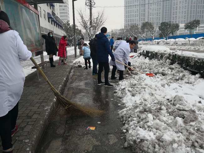 惡劣天氣里  黨員志愿者在行動(圖6)