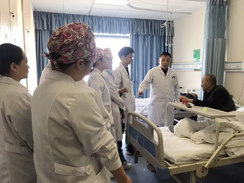 鑄牢黨性樹行風 助力健康脫貧——外三支部組織慰問貧困患者(圖1)