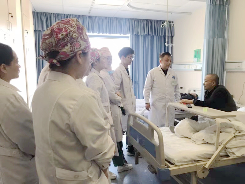 鑄牢黨性樹行風 助力健康脫貧——外三支部組織慰問貧困患者(圖2)