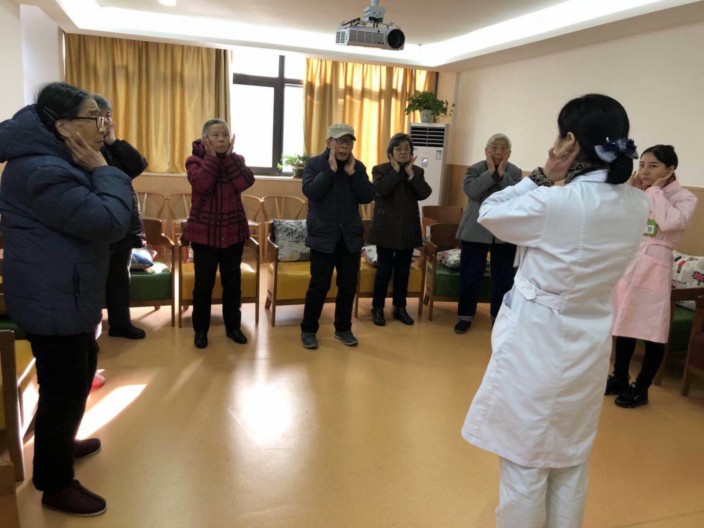 護(hù)理延伸服務(wù)之中醫(yī)特色循經(jīng)拍打操走進(jìn)福延頤樂(lè)堂養(yǎng)老公寓(圖3)