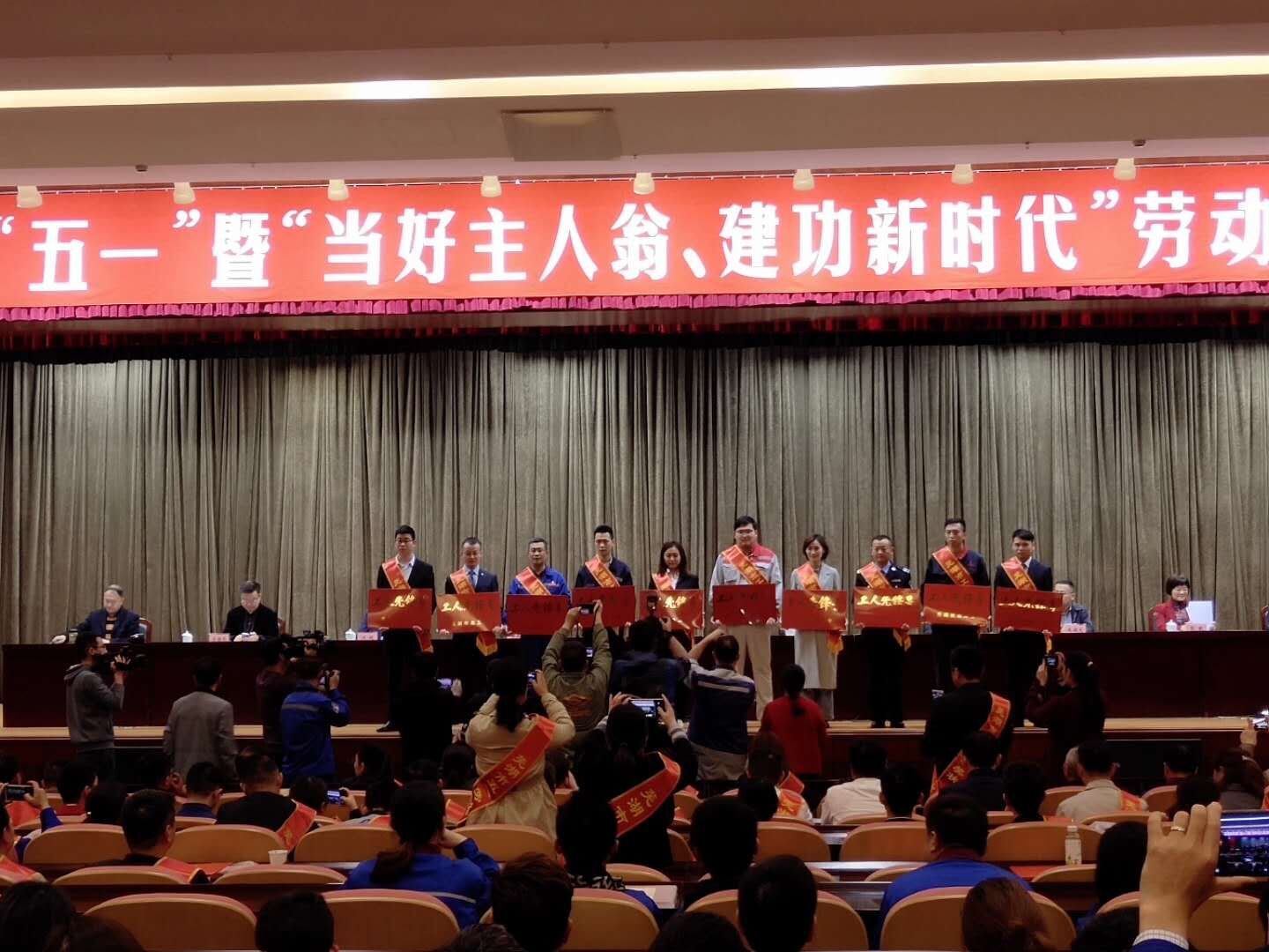 我院重癥醫(yī)學(xué)科（ICU）喜獲蕪湖市“工人先鋒號(hào)”集體稱號(hào)(圖1)