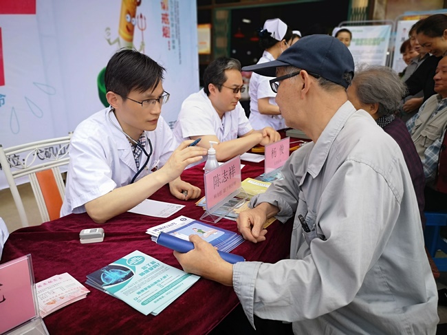 我院聯(lián)合弋磯山街道舉辦5.31世界無(wú)煙日健康進(jìn)社區(qū)主題活動(dòng)(圖2)