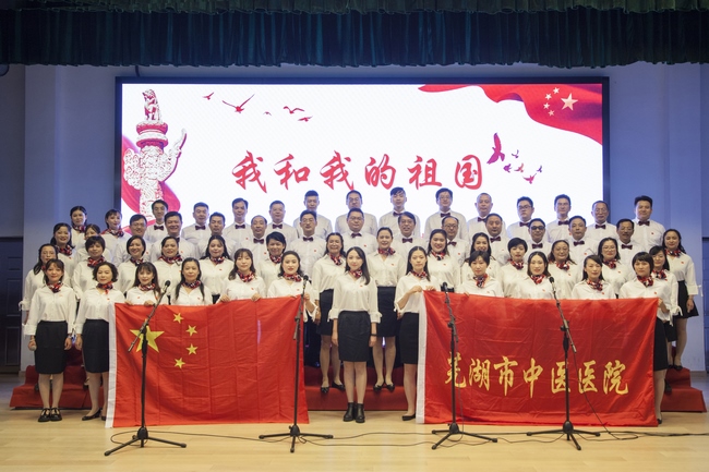 我和我的祖國(guó)―我院合唱隊(duì)參加學(xué)?！拔液臀业淖鎳?guó)”教職工大合唱(圖5)