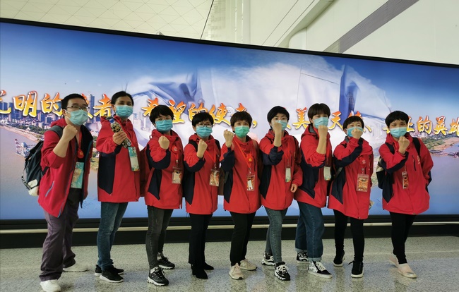 天使凱旋  機(jī)場(chǎng)再請(qǐng)戰(zhàn)——我院十名醫(yī)療隊(duì)員凱旋而歸(圖2)